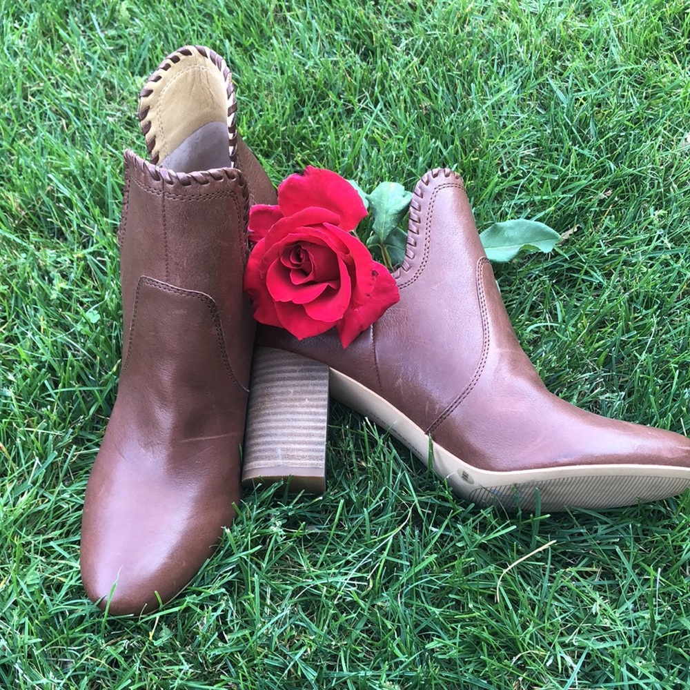 NWOT Lucky leather cutaway booties